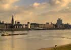 Rhein mit historischer Altstadt mit St. Lambertus Kirche und Schlossturm